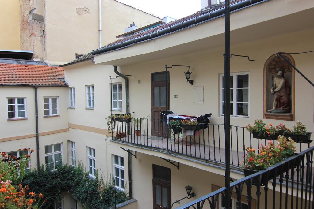 Vlasska House At The 3 Swallows Hotell Prag Exteriör bild